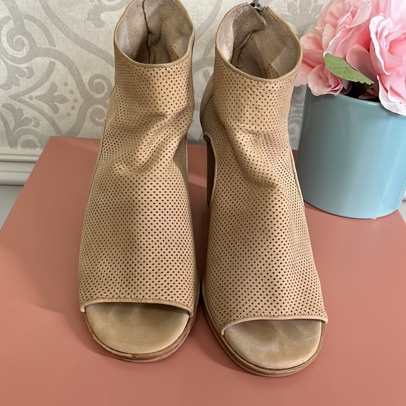 Vince Camuto peep toe soft booties - Picture 2 of 5